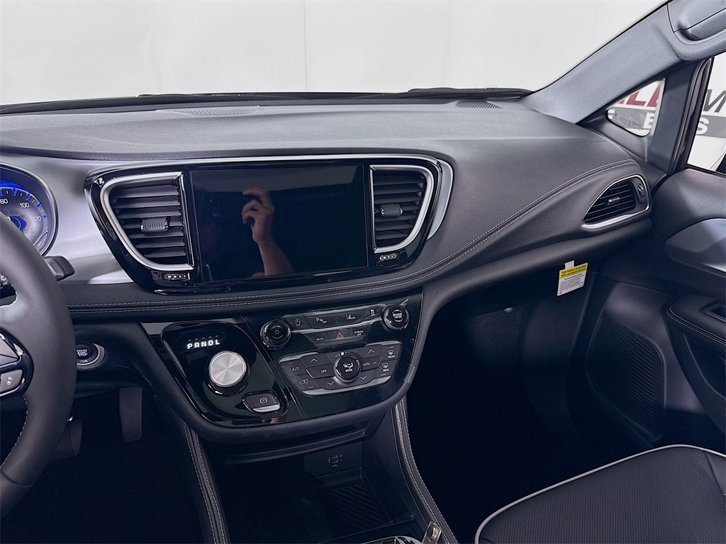 2026 Chrysler Pacifica Limited Image 21 of 32
