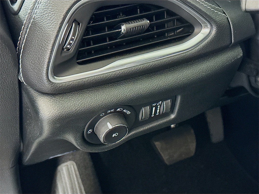 2026 Chrysler Pacifica Limited Image 30 of 32