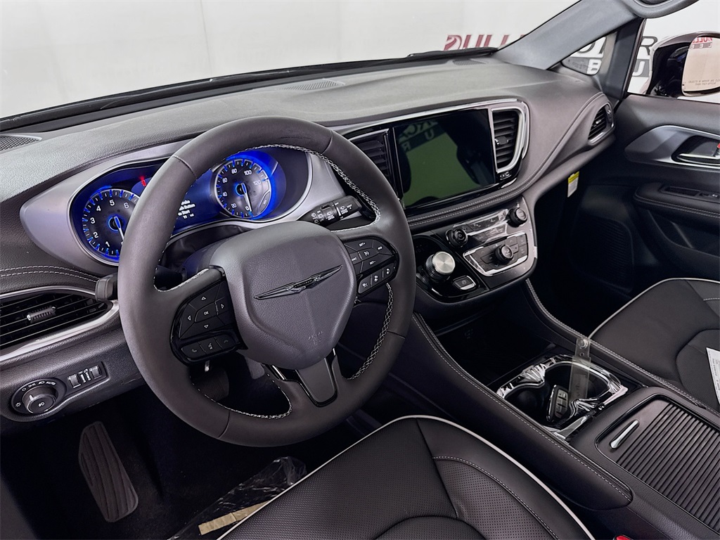 2026 Chrysler Pacifica Limited Image 17 of 32