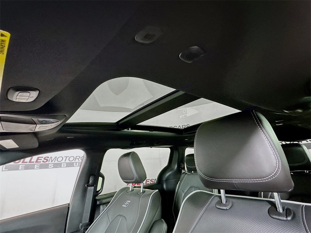 2026 Chrysler Pacifica Limited Image 22 of 32