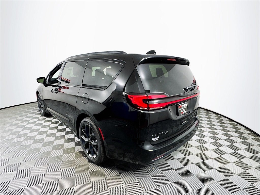 2026 Chrysler Pacifica Limited Image 7 of 32