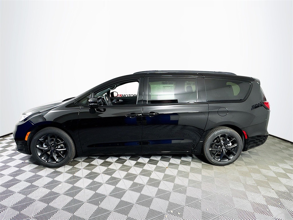 2026 Chrysler Pacifica Limited Image 8 of 32