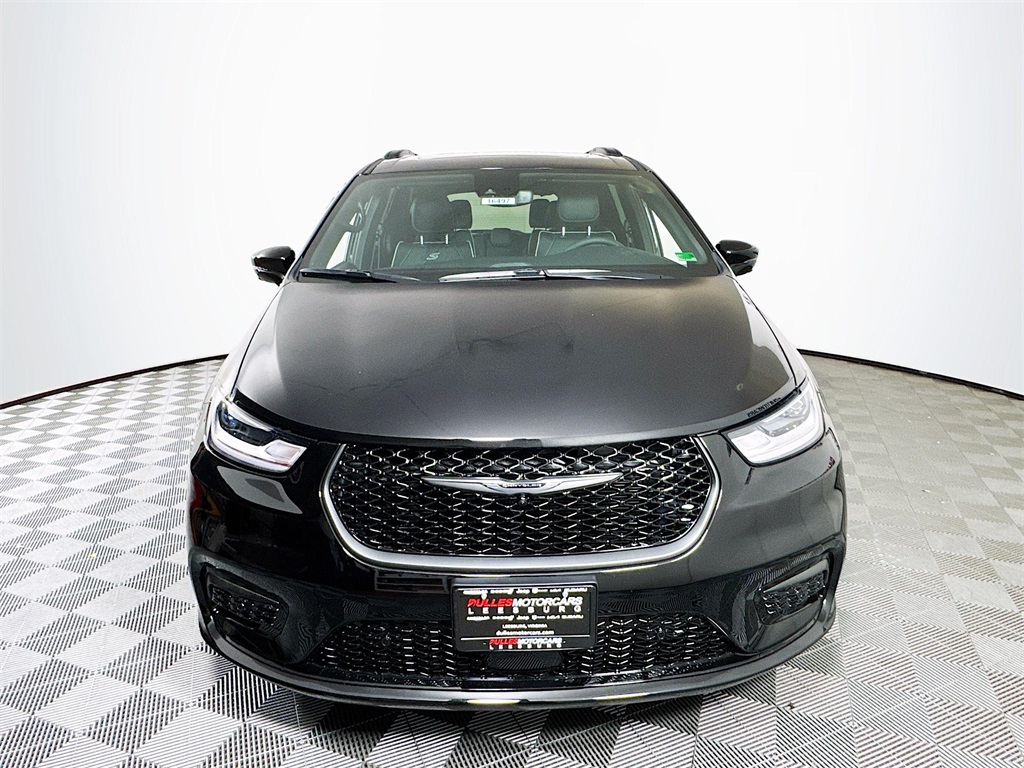 2026 Chrysler Pacifica Limited Image 2 of 32