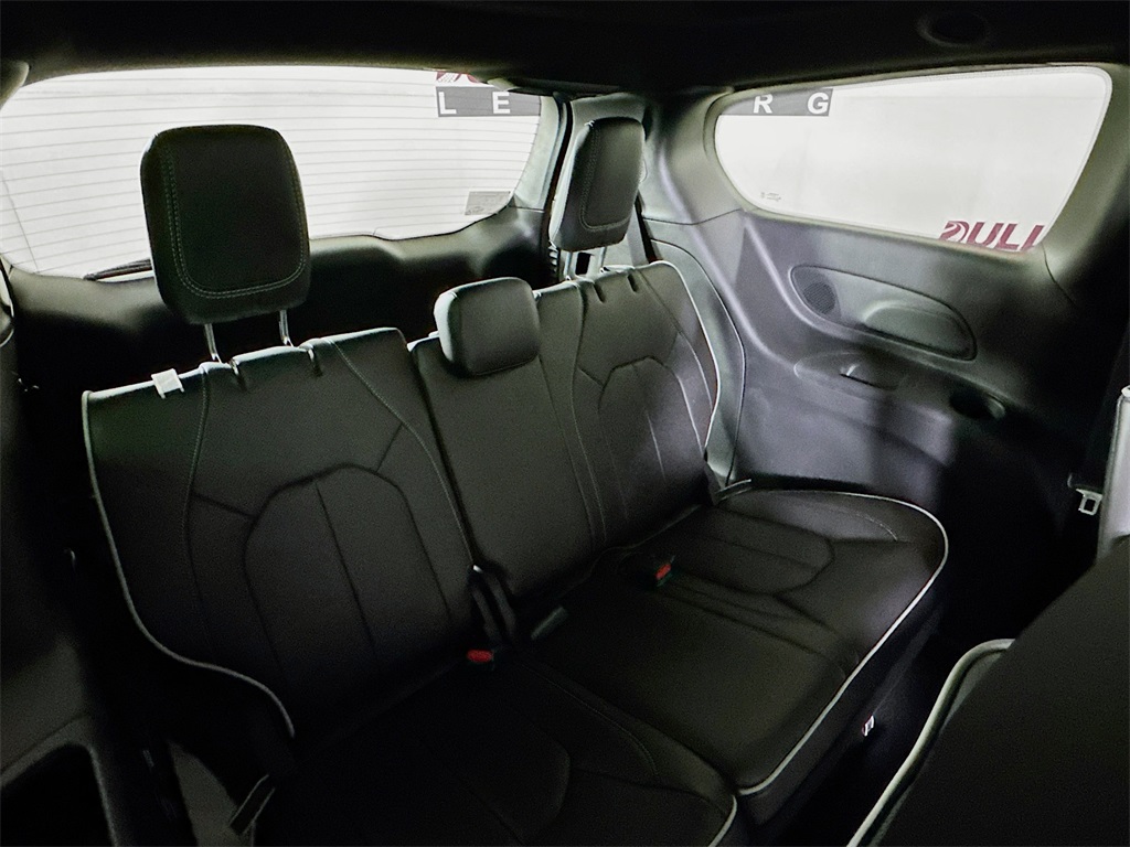 2026 Chrysler Pacifica Limited Image 13 of 32