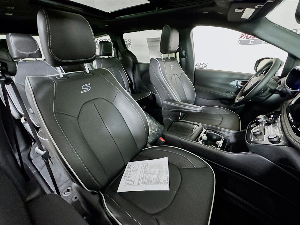 2026 Chrysler Pacifica Limited Image 15 of 32