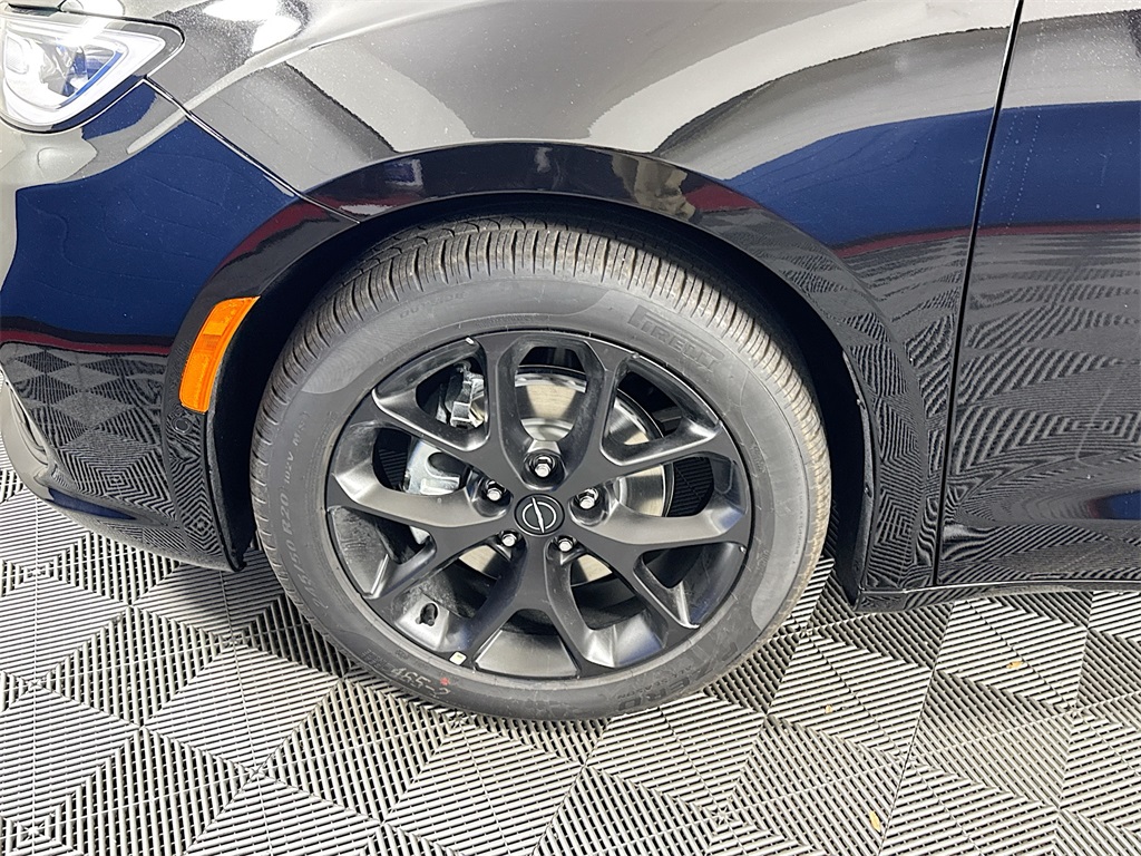 2026 Chrysler Pacifica Limited Image 10 of 32