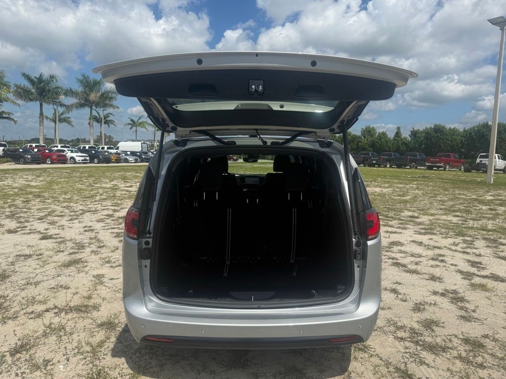2026 Chrysler Pacifica Limited Image 9 of 37