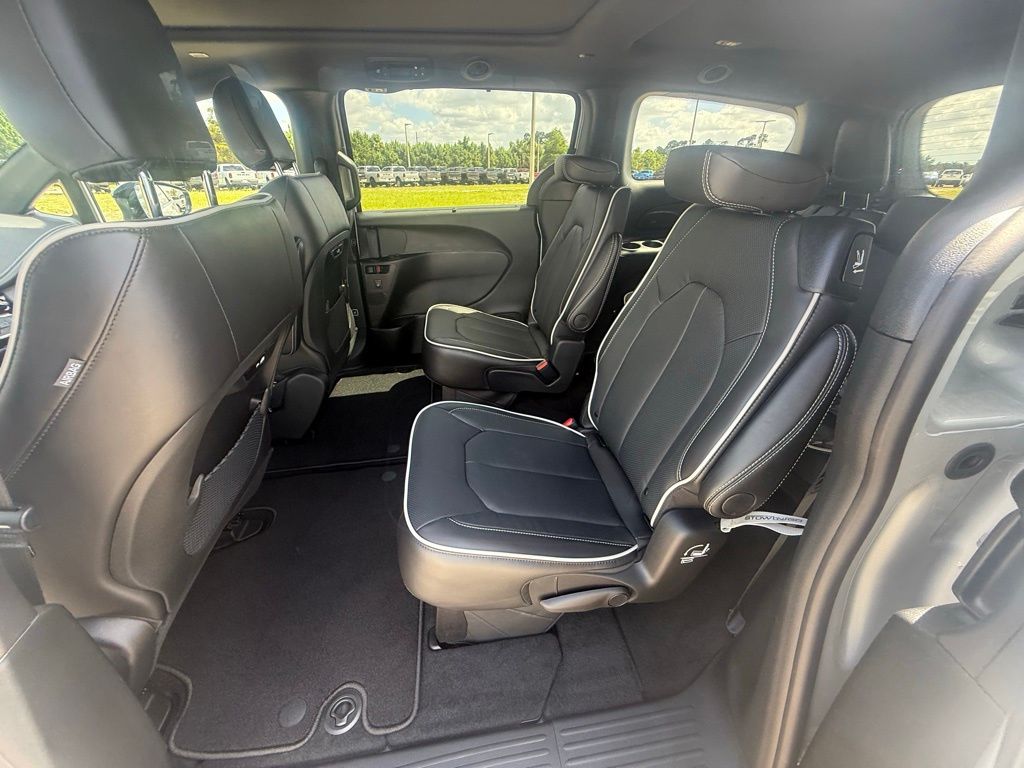 2026 Chrysler Pacifica Limited Image 11 of 37