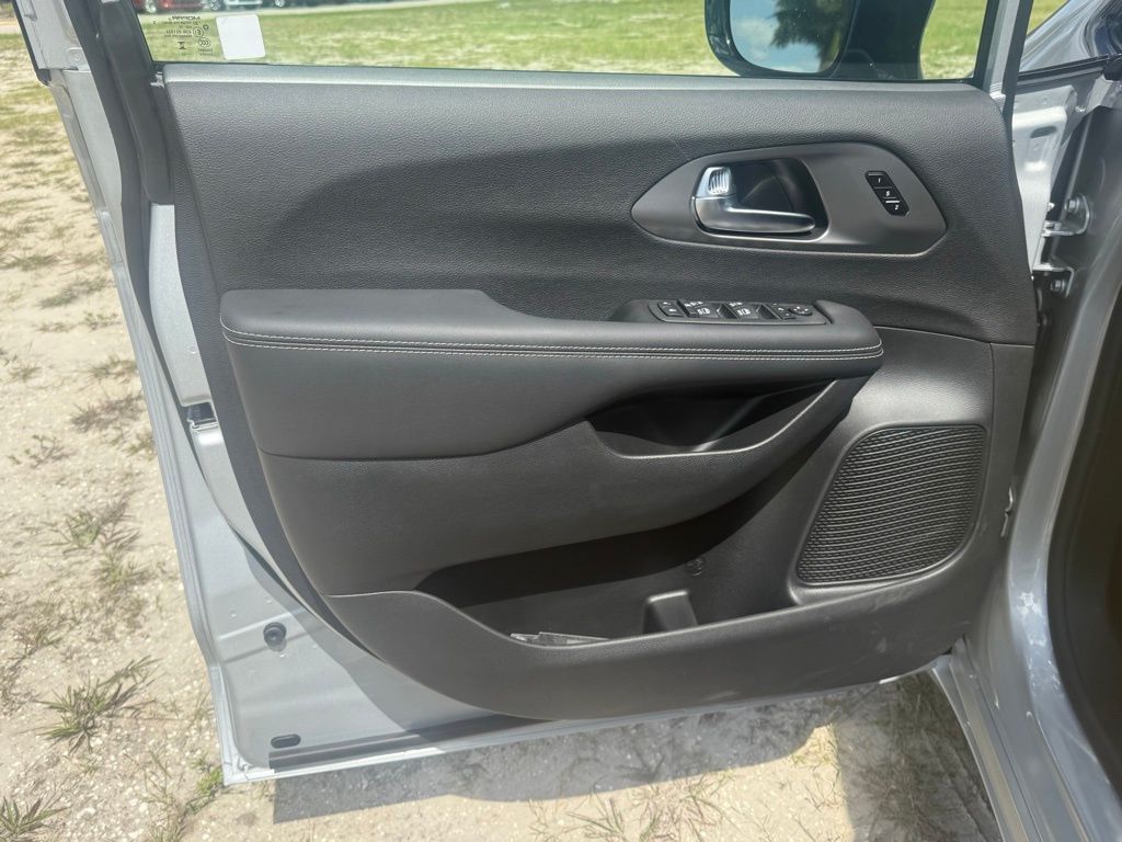 2026 Chrysler Pacifica Limited Image 20 of 37