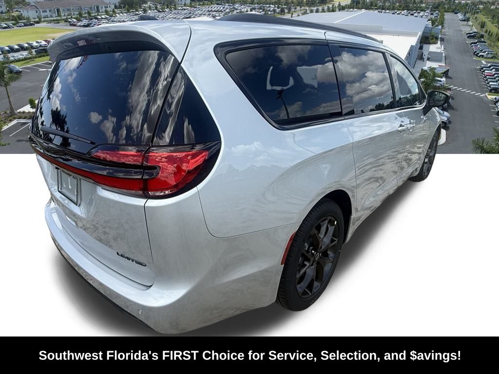 2026 Chrysler Pacifica Limited Image 4 of 37
