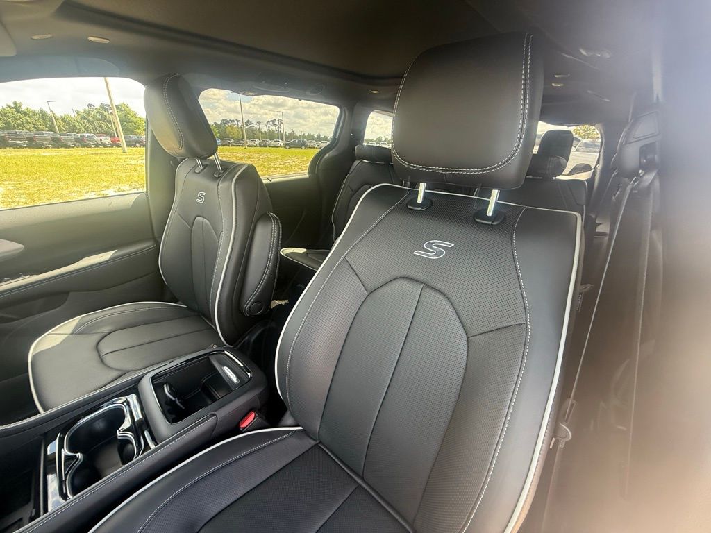 2026 Chrysler Pacifica Limited Image 10 of 37