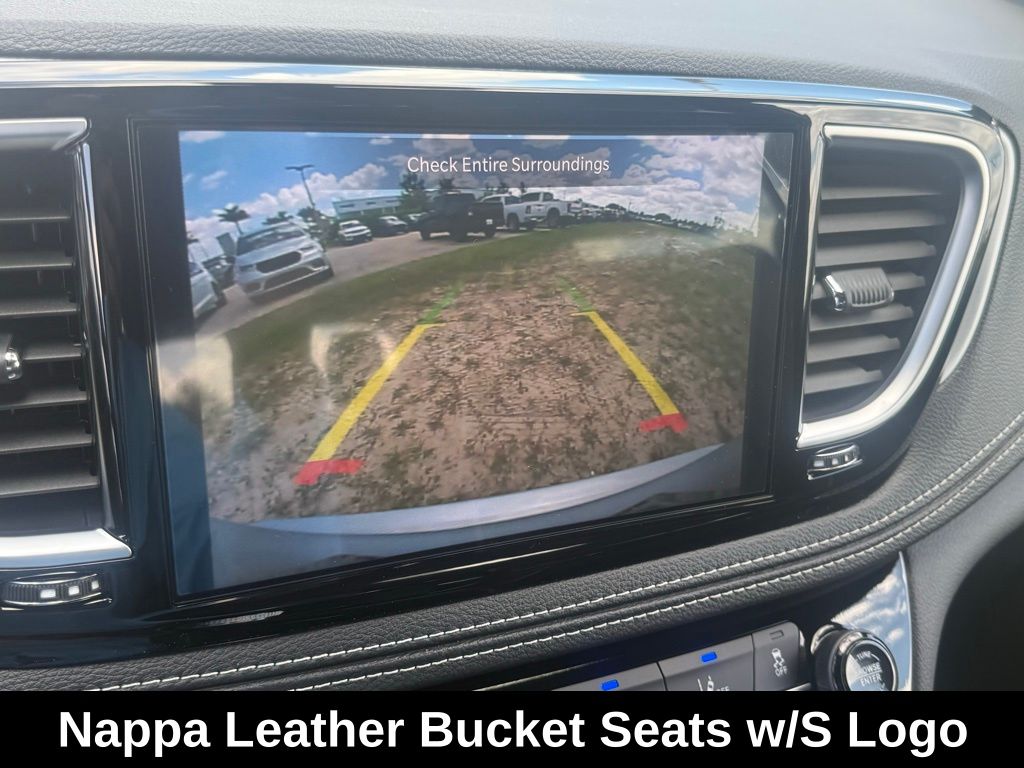 2026 Chrysler Pacifica Limited Image 18 of 37