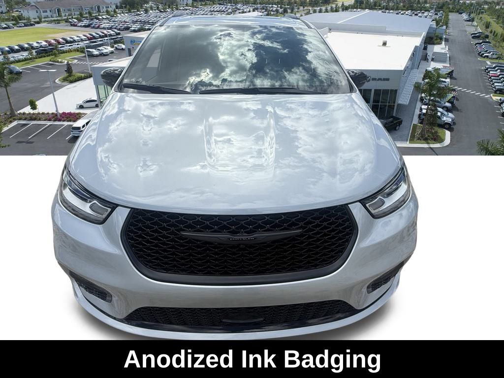 2026 Chrysler Pacifica Limited Image 28 of 37