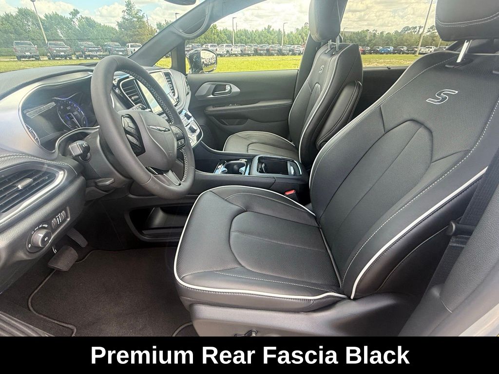 2026 Chrysler Pacifica Limited Image 12 of 37