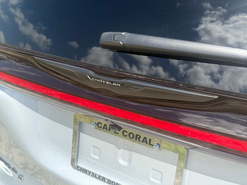 2026 Chrysler Pacifica Limited Image 25 of 37