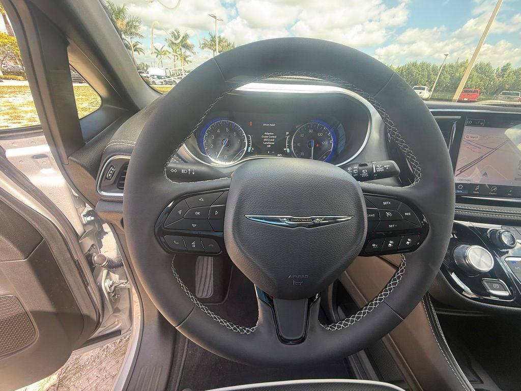 2026 Chrysler Pacifica Limited Image 15 of 37