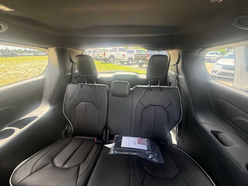 2026 Chrysler Pacifica Limited Image 14 of 37