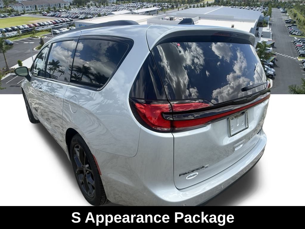 2026 Chrysler Pacifica Limited Image 5 of 37