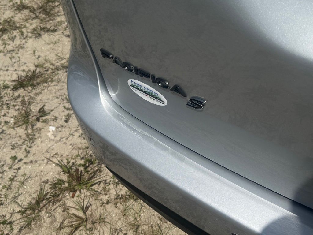 2026 Chrysler Pacifica Limited Image 32 of 37