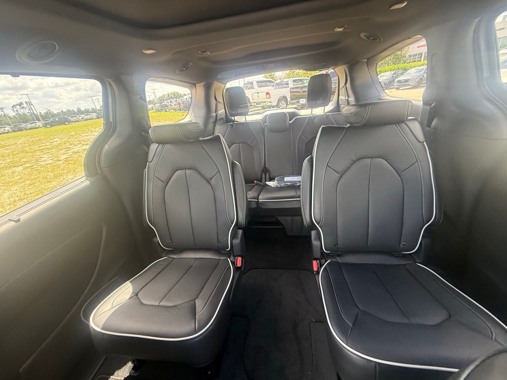 2026 Chrysler Pacifica Limited Image 13 of 37