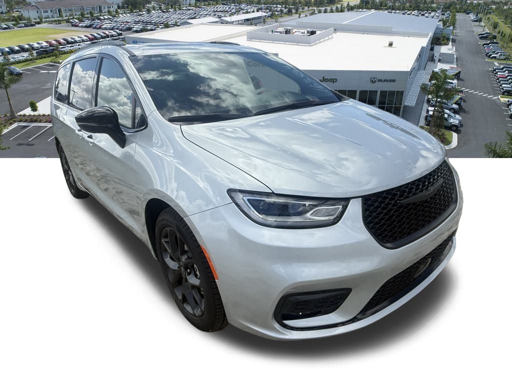 2026 Chrysler Pacifica Limited Image 2 of 37