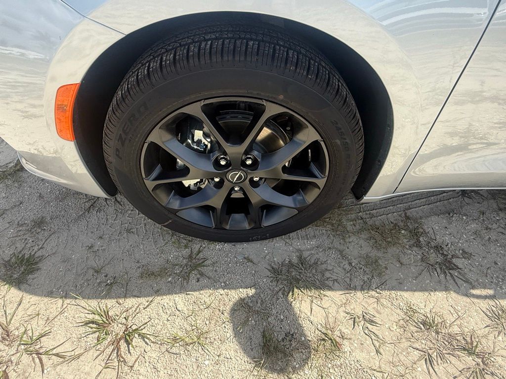 2026 Chrysler Pacifica Limited Image 8 of 37