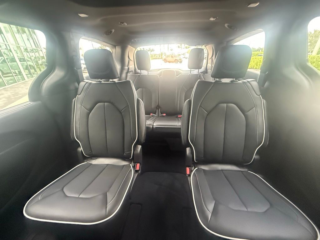 2026 Chrysler Pacifica Limited Image 13 of 38