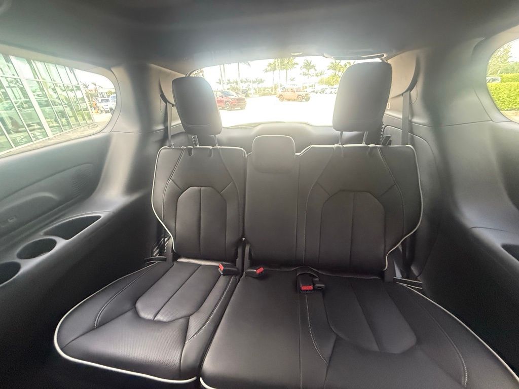 2026 Chrysler Pacifica Limited Image 14 of 38