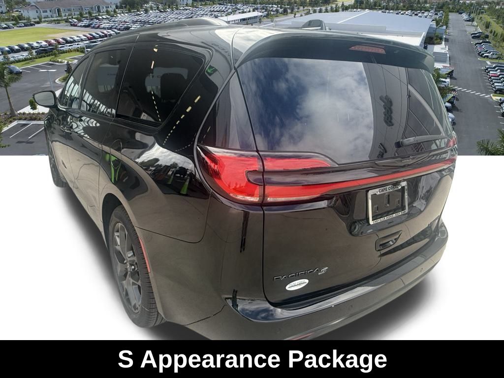 2026 Chrysler Pacifica Limited Image 6 of 38