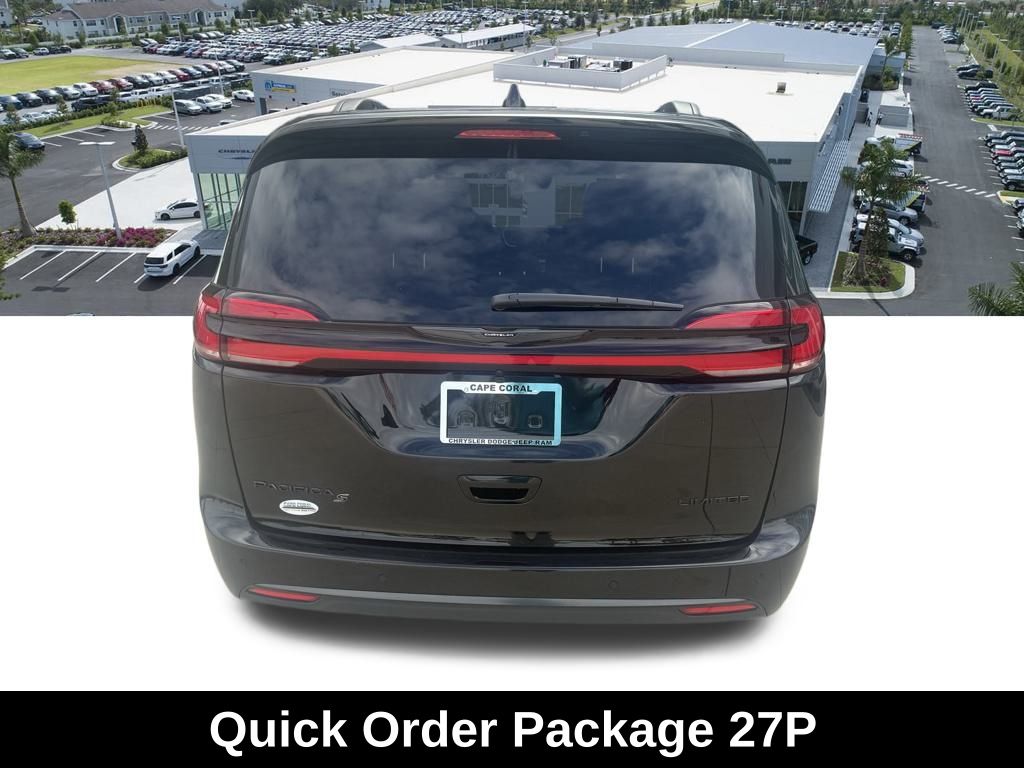 2026 Chrysler Pacifica Limited Image 5 of 38
