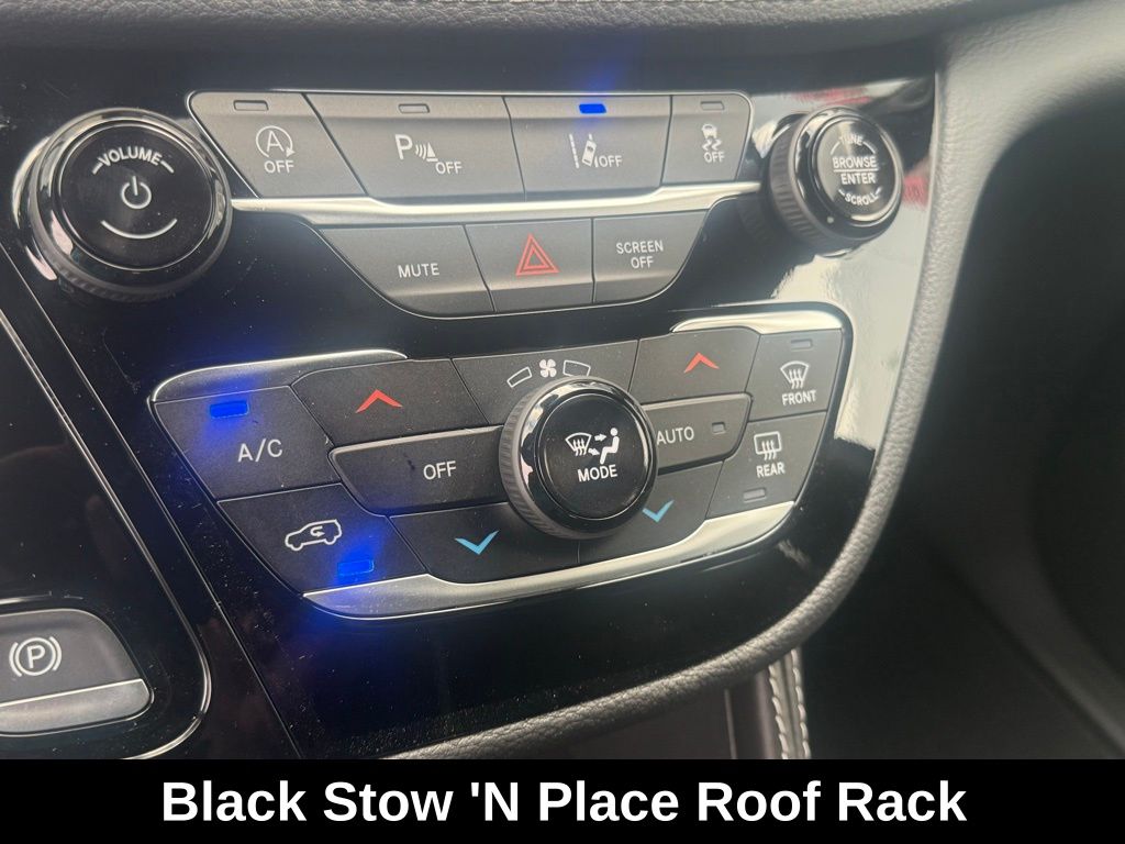 2026 Chrysler Pacifica Limited Image 24 of 38