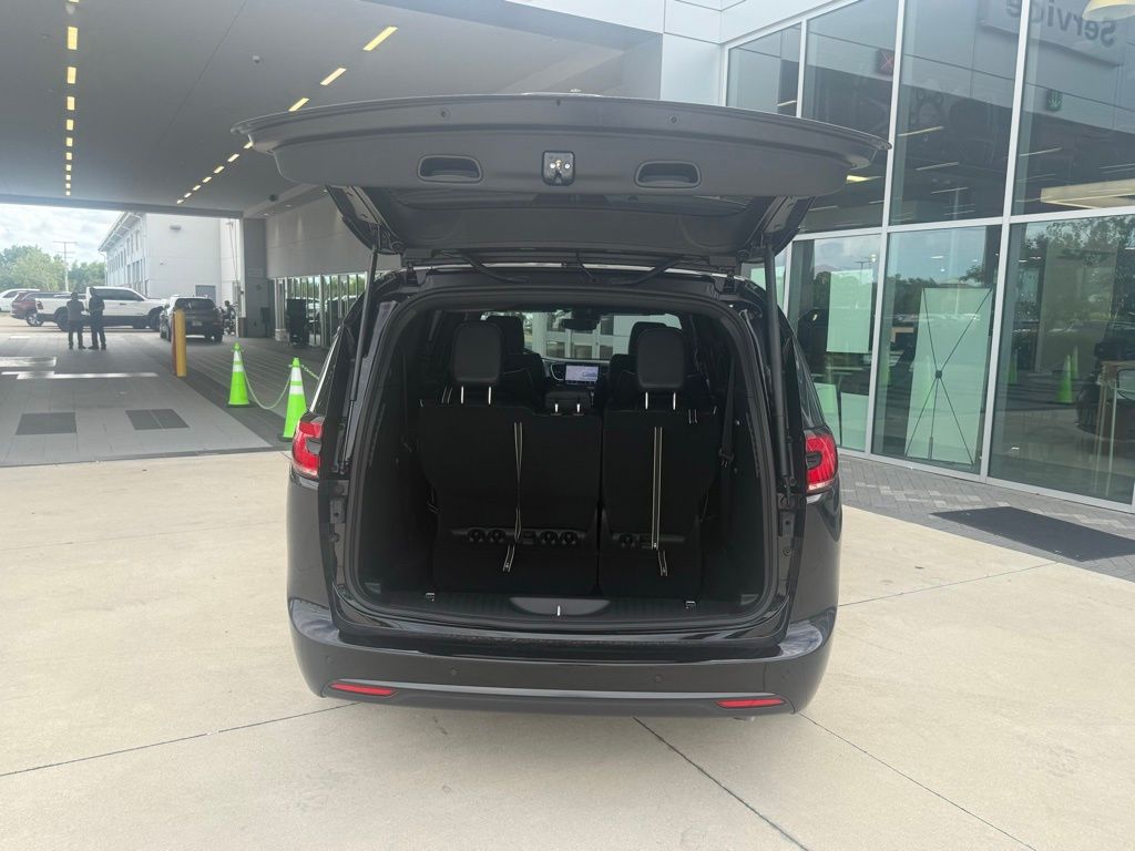 2026 Chrysler Pacifica Limited Image 10 of 38