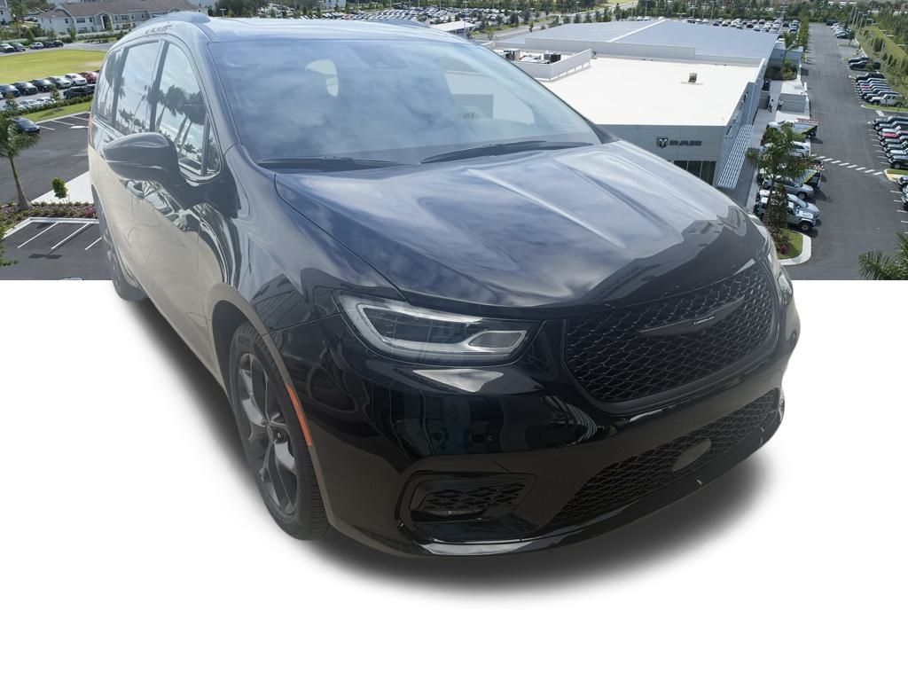 2026 Chrysler Pacifica Limited Image 2 of 38