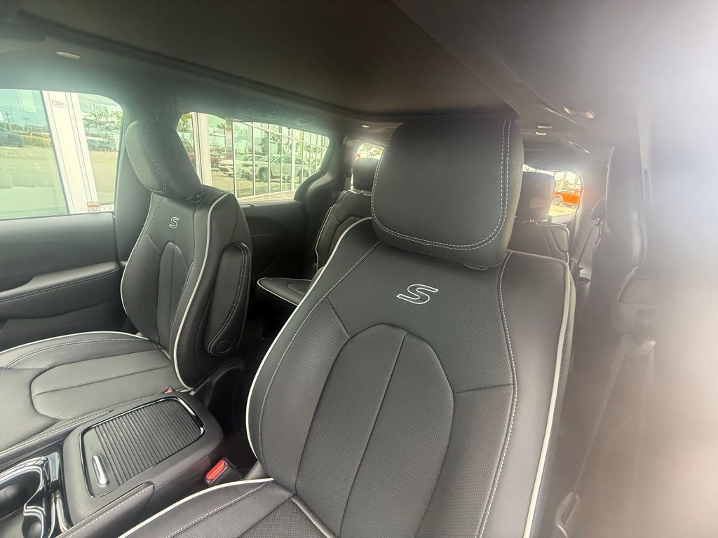 2026 Chrysler Pacifica Limited Image 12 of 38