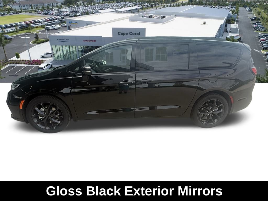 2026 Chrysler Pacifica Limited Image 7 of 38
