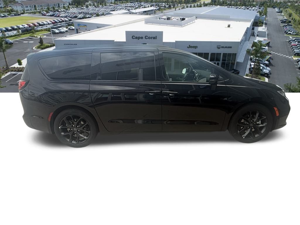 2026 Chrysler Pacifica Limited Image 3 of 38