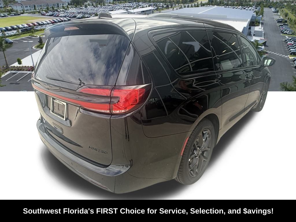 2026 Chrysler Pacifica Limited Image 4 of 38
