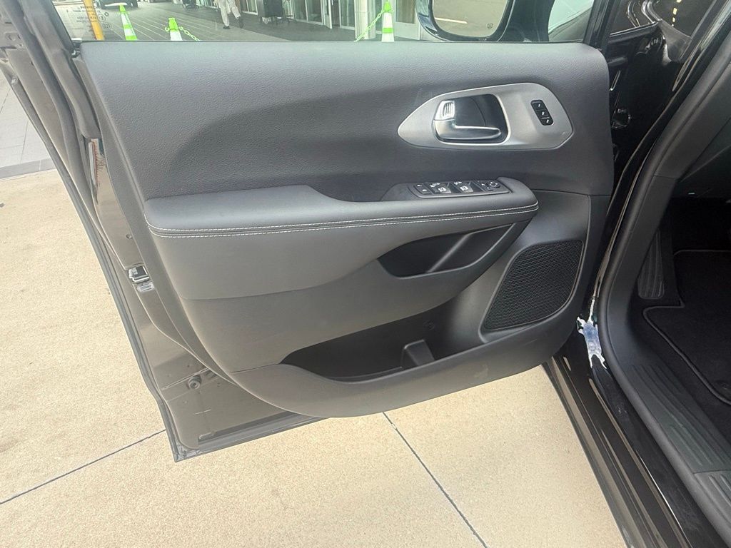 2026 Chrysler Pacifica Limited Image 23 of 38