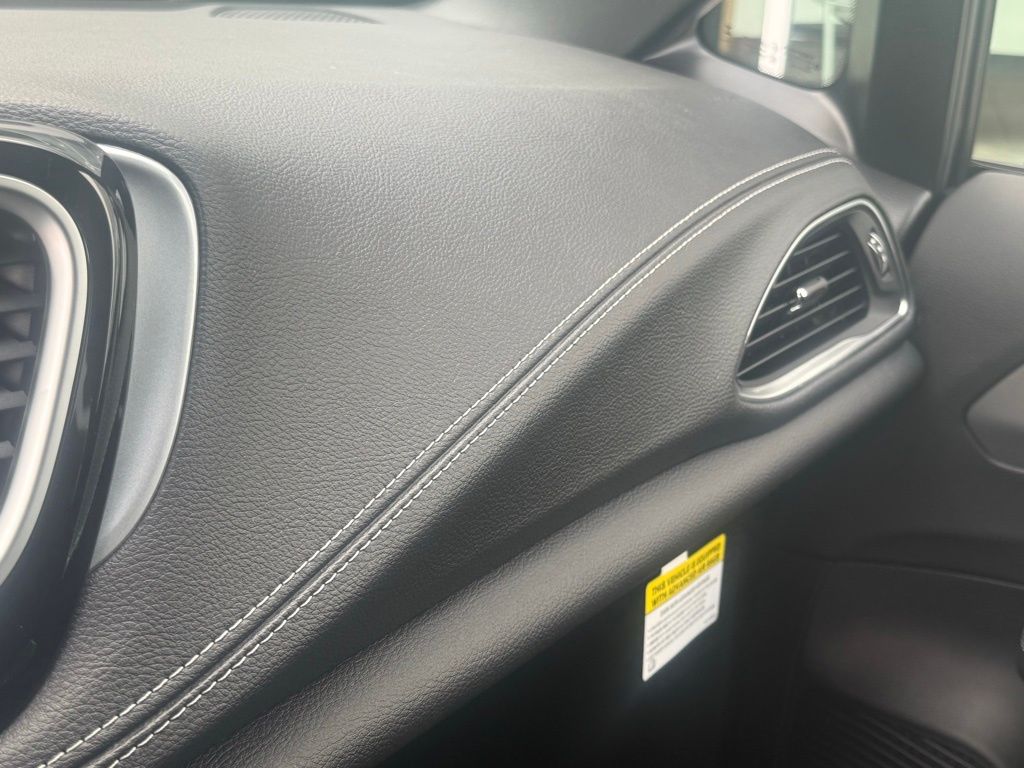 2026 Chrysler Pacifica Limited Image 32 of 38