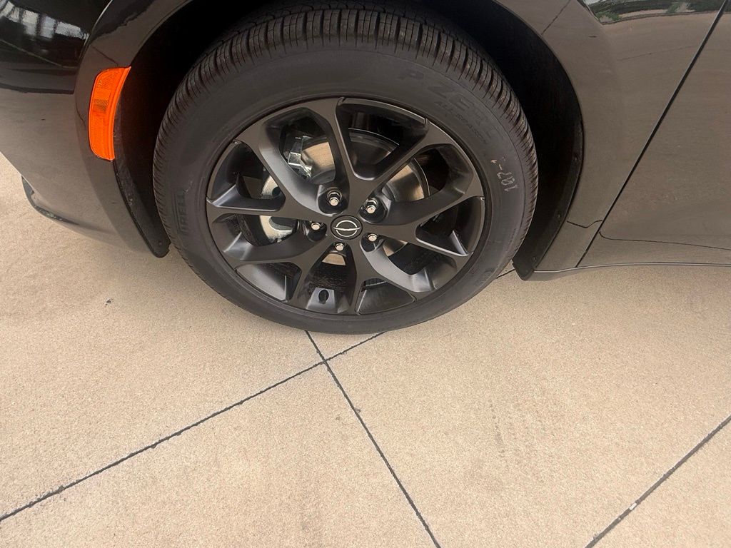 2026 Chrysler Pacifica Limited Image 9 of 38