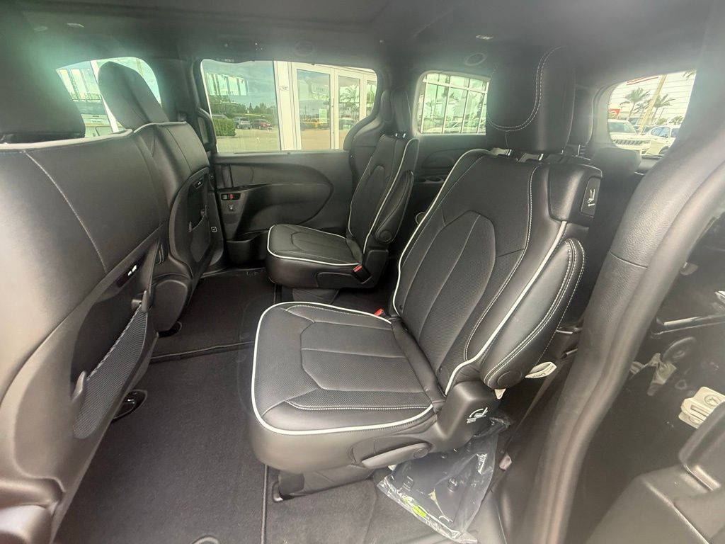 2026 Chrysler Pacifica Limited Image 11 of 38