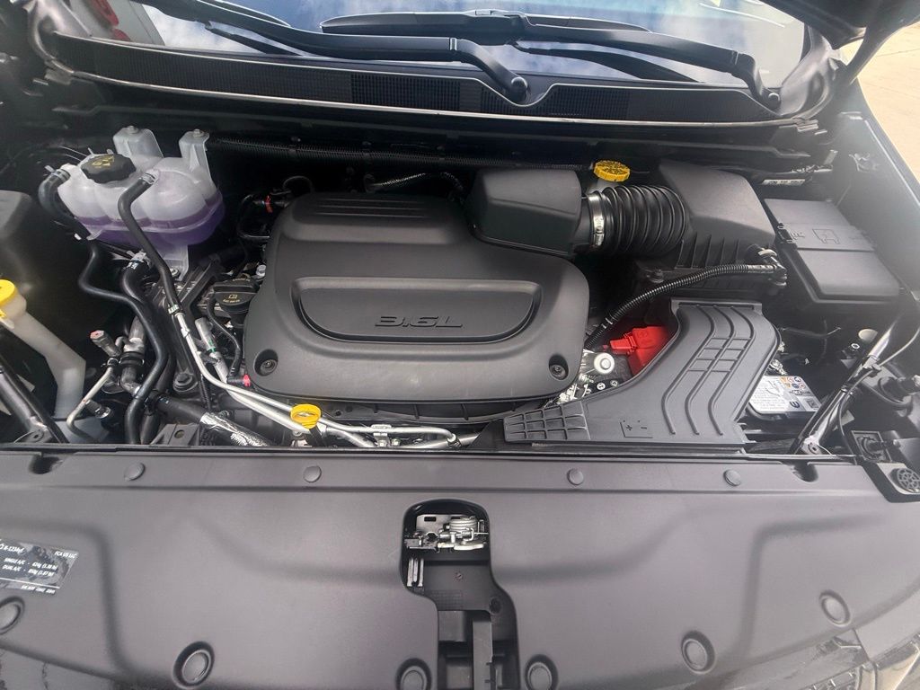 2026 Chrysler Pacifica Limited Image 8 of 38