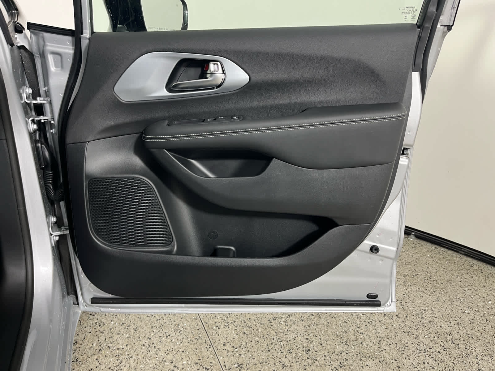 2026 Chrysler Pacifica Limited Image 24 of 29