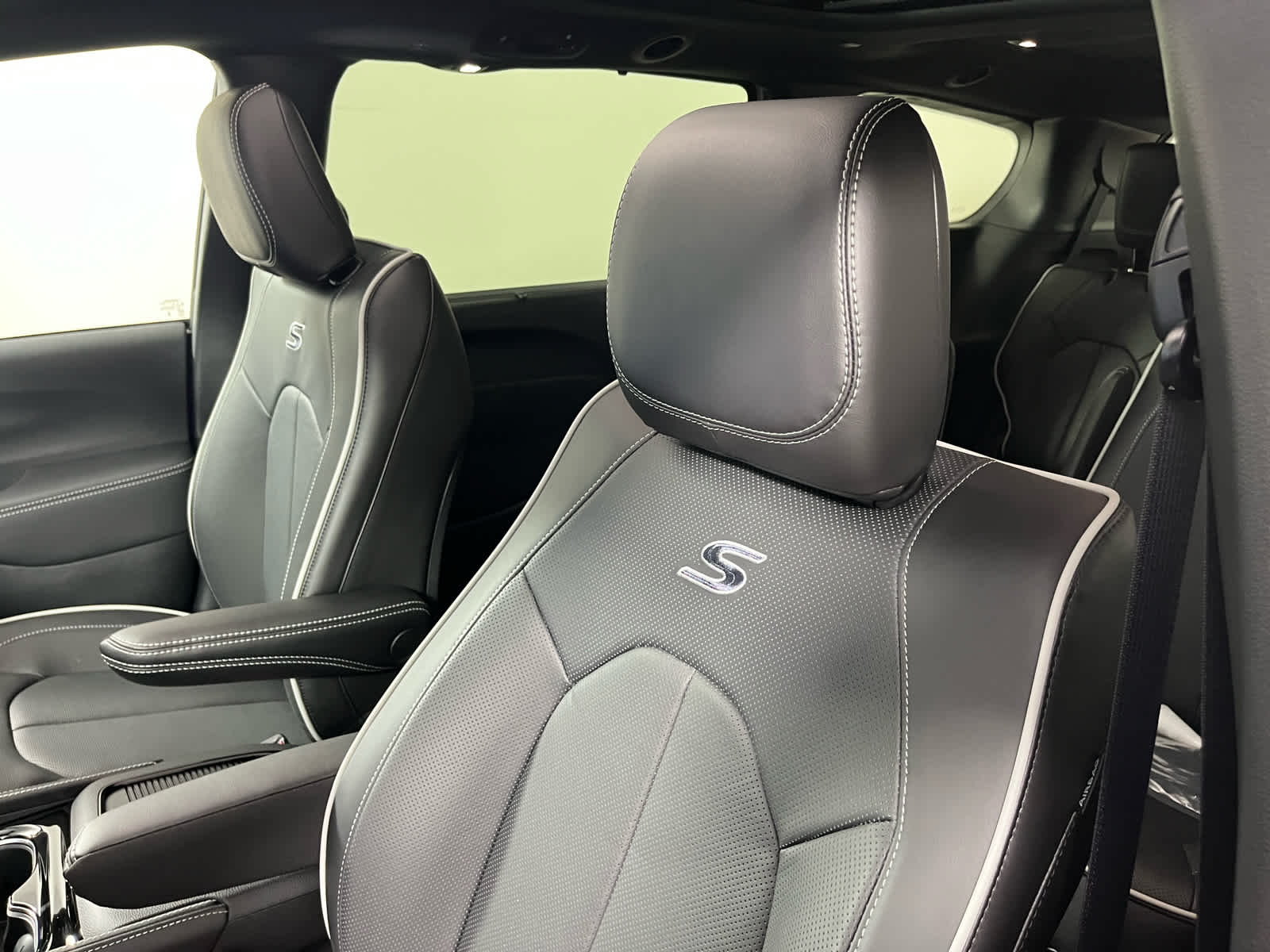 2026 Chrysler Pacifica Limited Image 13 of 29