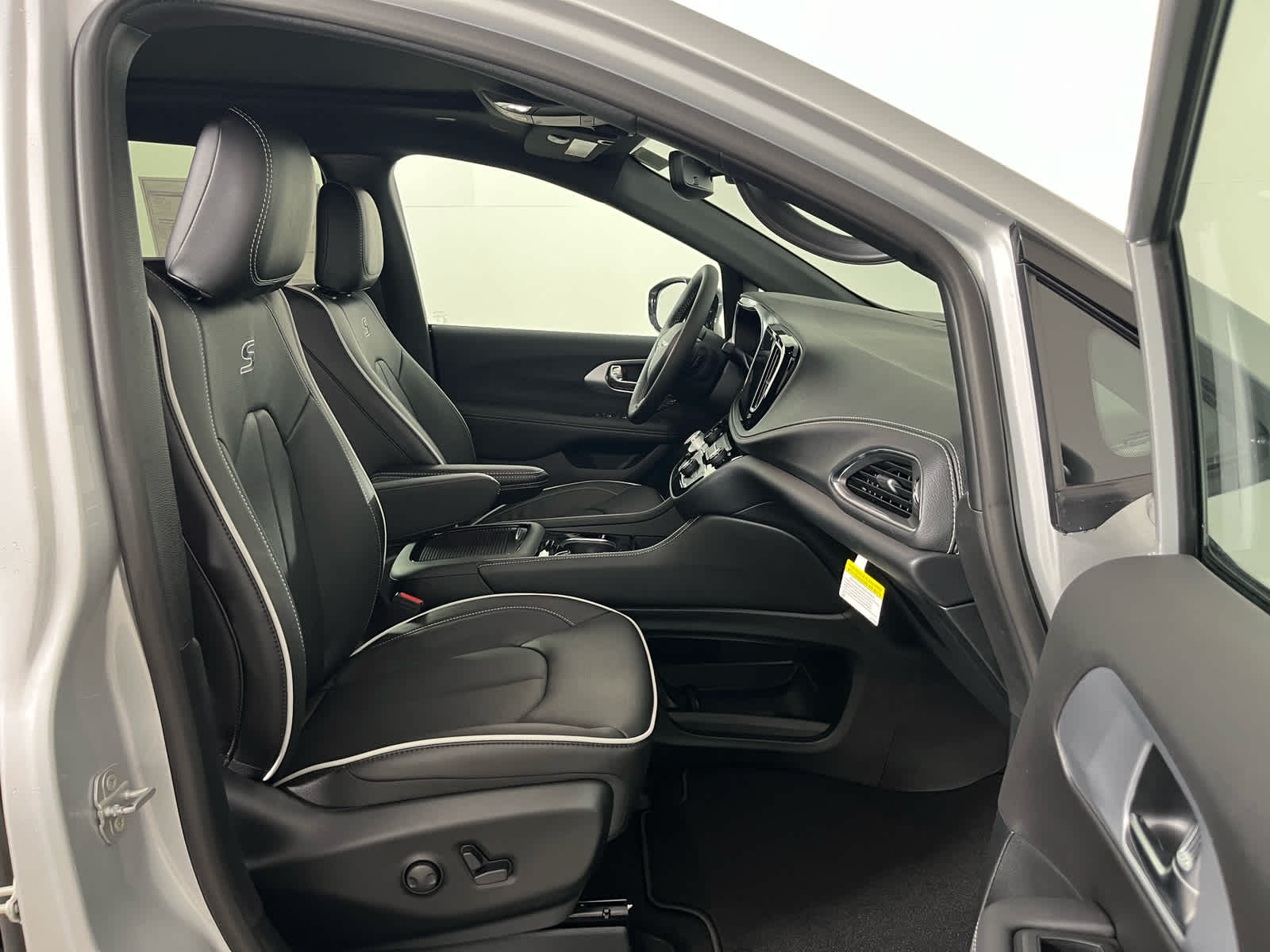 2026 Chrysler Pacifica Limited Image 16 of 29