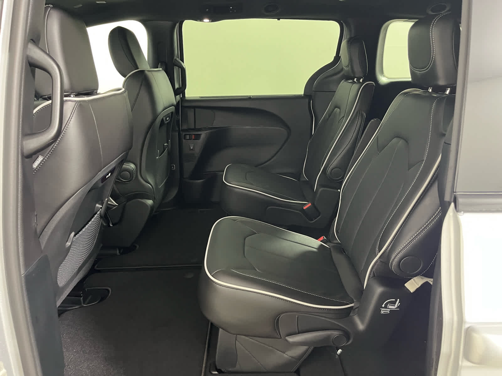 2026 Chrysler Pacifica Limited Image 15 of 29