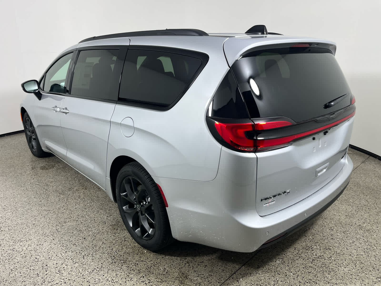2026 Chrysler Pacifica Limited Image 7 of 29