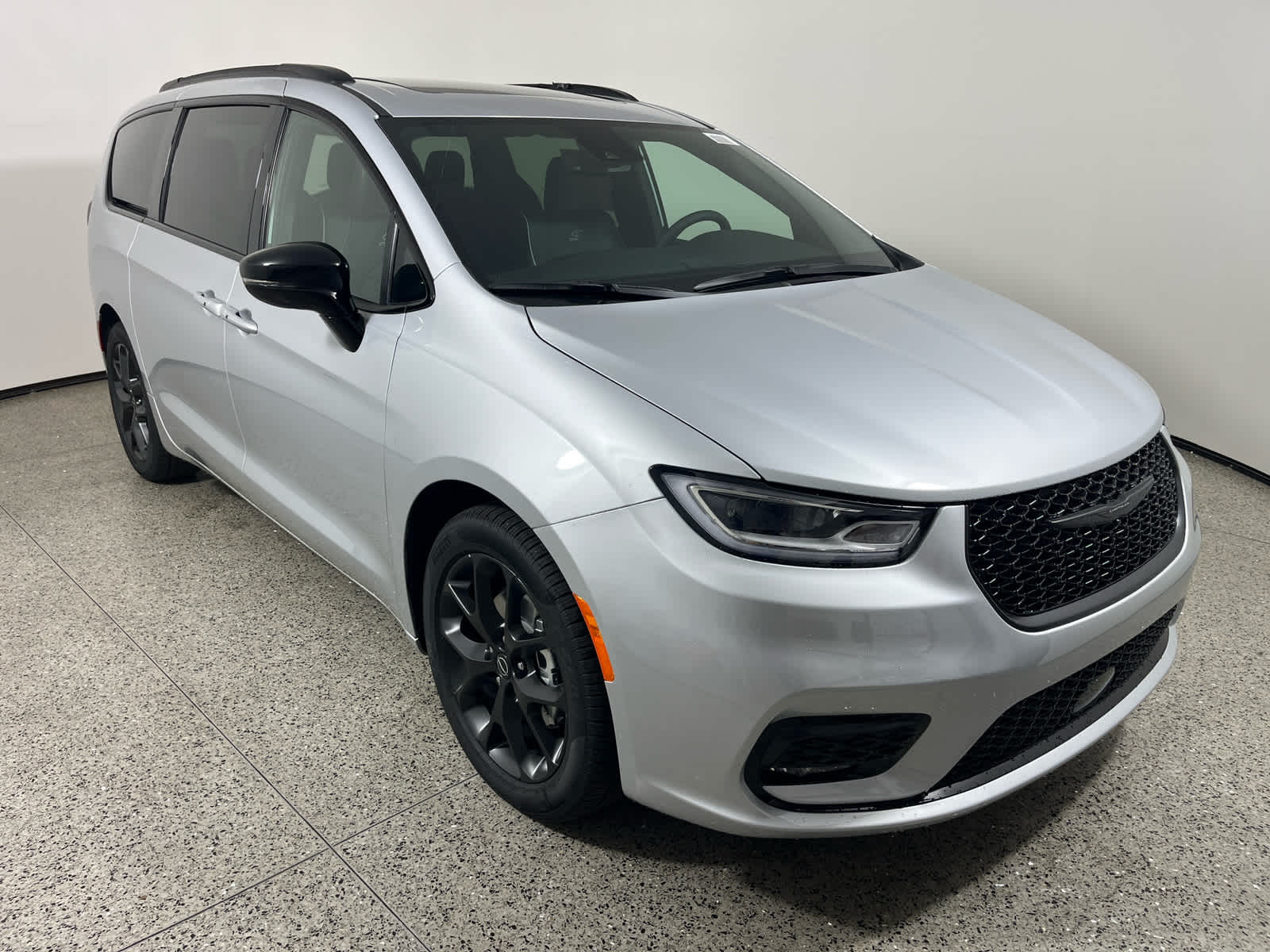 2026 Chrysler Pacifica Limited Image 4 of 29