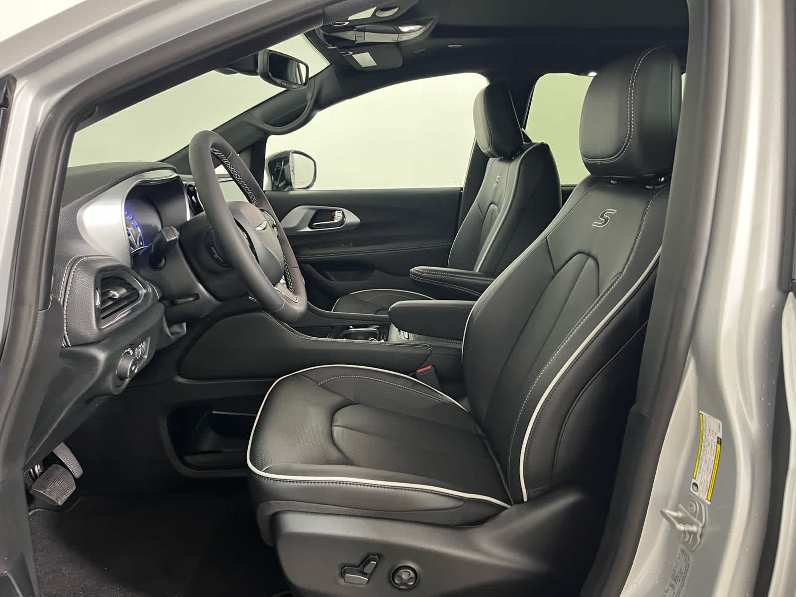 2026 Chrysler Pacifica Limited Image 17 of 29