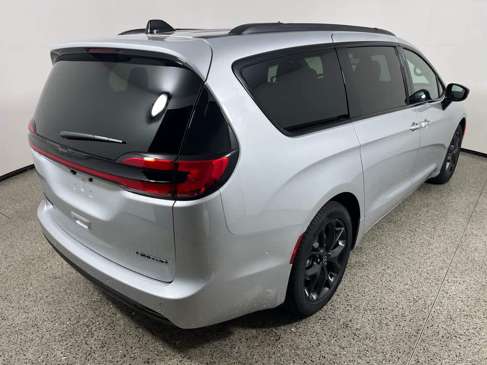 2026 Chrysler Pacifica Limited Image 5 of 29